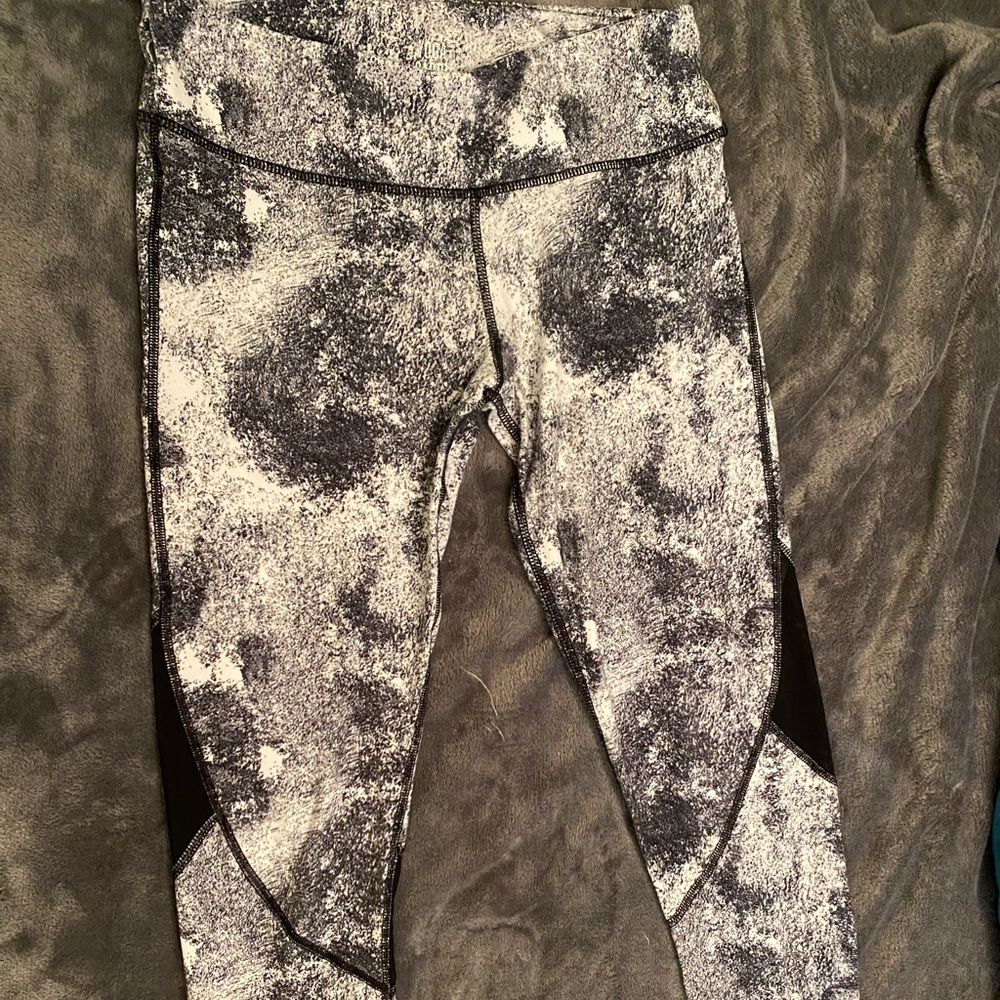 Junior’s white/black marble SO Yoga Capri size M